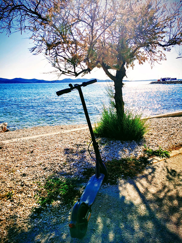 Električni romobil uz more u Zadru